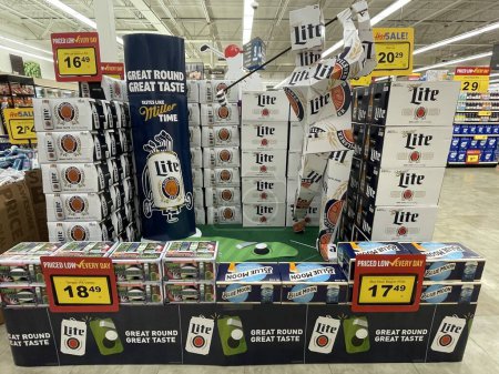 Téléchargez les photos : Grovetown, Ga États-Unis - 03 14 23 : Épicerie Lite beer golf display - en image libre de droit