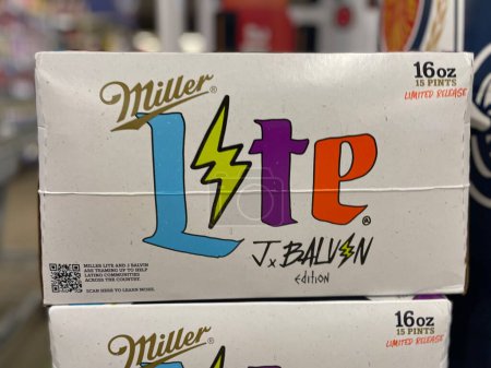 Foto de Hephzibah, Ga USA - 04 04 23: IGA Tienda de comestibles Miller Lite cerveza colorida 12 pack golf temática - Imagen libre de derechos