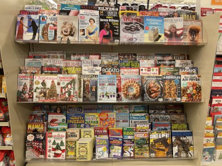 Foto de Grovetown, Ga USA - 11 19 22: Food Lion tiendas de comestibles revistas y libros - Imagen libre de derechos