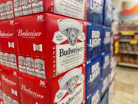 Foto de Grovetown, Ga USA - 12 28 22: Tienda de comestibles Expositor de cerveza Budweiser - Imagen libre de derechos
