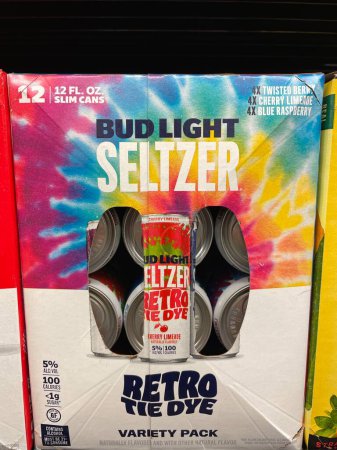 Foto de Grovetown, Ga USA - 11 02 22: Tienda de comestibles Bud luz seltzer diseño colorido - Imagen libre de derechos