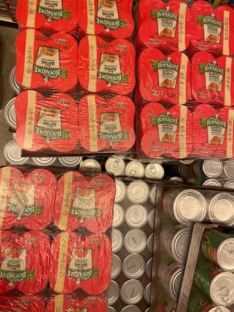 Foto de Grovetown, Ga USA - 10 22 22: Comida Lion supermercado casos completos de stock Chef boyardee - Imagen libre de derechos