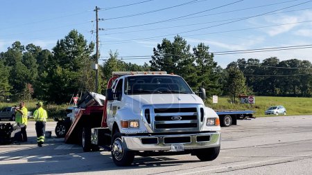 Téléchargez les photos : Augusta, Ga États-Unis - 09 23 2021 : Épave d'une semi-remorque et d'une camionnette et policiers sur les lieux de l'accident sur la route 1 - en image libre de droit