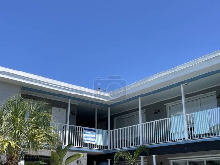 Foto de Treasure Island, Fla Estados Unidos - 08 09 23: Treasure Island Hotel living corner blue sky - Imagen libre de derechos