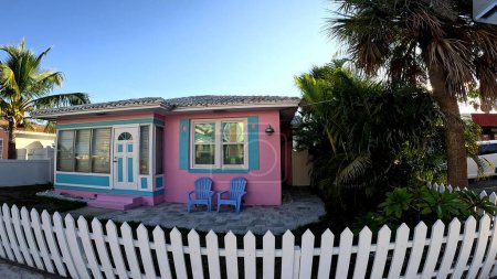 Foto de Treasure Island, Fla Estados Unidos - 08 09 23: Treasure Island beach pink and white trim house - Imagen libre de derechos