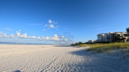 Téléchargez les photos : Treasure Island, Fla États-Unis - 08 09 23 : Treasure Island pistes de plage dans le sable - en image libre de droit