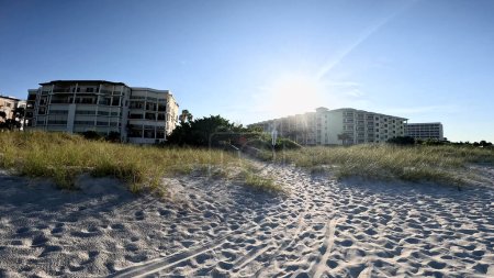 Foto de Treasure Island, Fla Estados Unidos - 08 09 23: Treasure Island beach sun beaming off hotels - Imagen libre de derechos