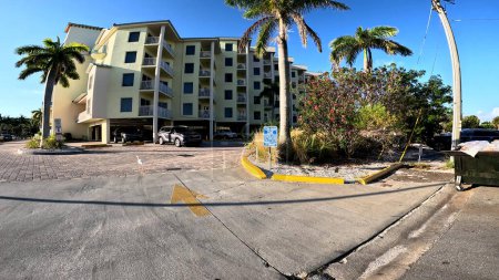 Foto de Treasure Island, Fla Estados Unidos - 08 09 23: Treasure Island beach palm tree luxury hotel - Imagen libre de derechos