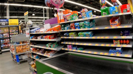 Foto de Grovetown, Ga USA - 04 21 22: Walmart tienda de comestibles interior checkout dulces - Imagen libre de derechos