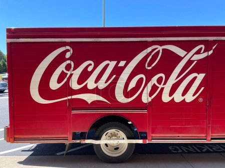 Foto de Grovetown, Ga USA - 05 13 22: A Coca Cola delivery truck side view - Imagen libre de derechos