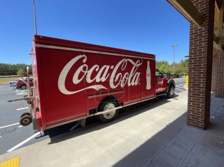 Foto de Grovetown, Ga USA - 05 13 22: A Coca Cola delivery truck corner view - Imagen libre de derechos