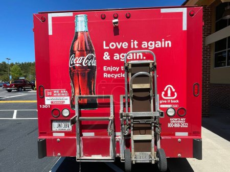 Foto de Grovetown, Ga USA - 05 13 22: A Coca Cola delivery truck back view - Imagen libre de derechos
