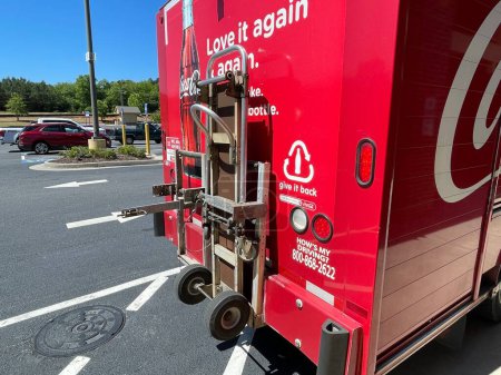 Foto de Grovetown, Ga USA - 05 13 22: A Coca Cola delivery truck side back - Imagen libre de derechos