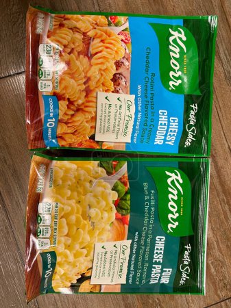 Téléchargez les photos : Grovetown, Ga USA - 05 13 22 : Alimentation lion épicerie produits d'intérieur Knorr rice sides cheese - en image libre de droit