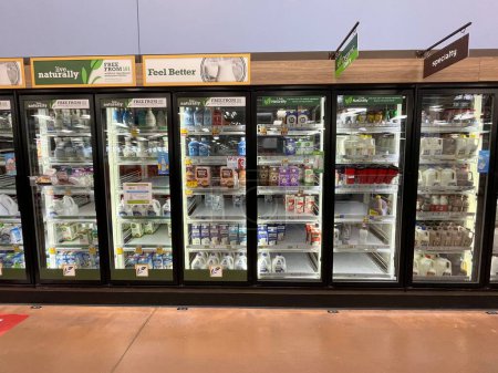 Foto de Grovetown, Ga USA 05 13 22: Walmart interior Puertas de vidrio Frozen Food - Imagen libre de derechos
