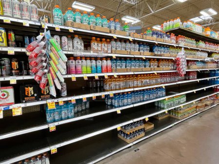 Téléchargez les photos : Grovetown, Ga USA 05 13 22 : Gatorade intérieure Walmart et section boissons énergisantes vue de côté - en image libre de droit