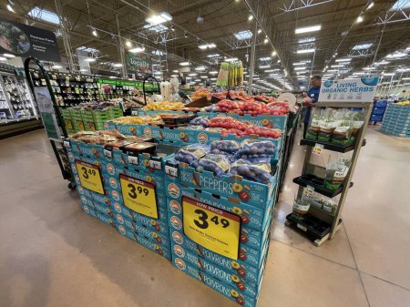 Téléchargez les photos : Grovetown, Ga USA 05 13 22 : Affichage des poivrons intérieurs Walmart et panneaux de prix - en image libre de droit