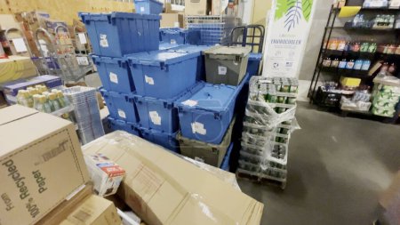 Téléchargez les photos : Grovetown, Ga USA - 11 13 21 : palettes de stock dans un entrepôt Alimentation Lion épicerie - en image libre de droit