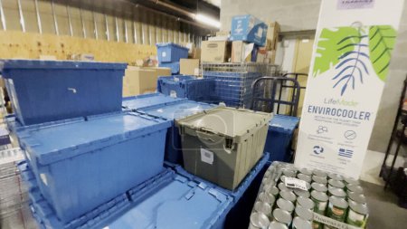 Téléchargez les photos : Grovetown, Ga USA - 11 13 21 : palettes de stock dans un entrepôt Alimentation Lion épicerie bleu fourre-tout - en image libre de droit