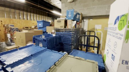 Téléchargez les photos : Grovetown, Ga États-Unis - 11 13 21 : palettes de stock dans un entrepôt Alimentation Lion épicerie empilés bacs bleus - en image libre de droit