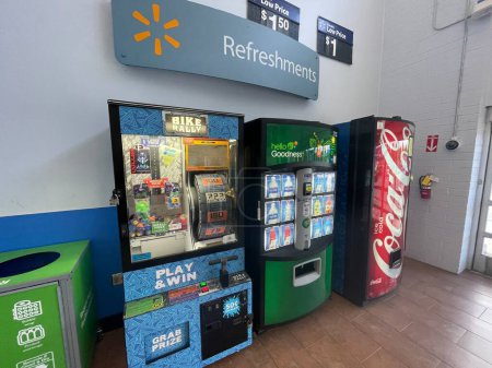 Foto de Grovetown, Ga USA - 08 19 23: Walmart tienda minorista de bebidas interiores y máquinas operadas con monedas de caza - Imagen libre de derechos
