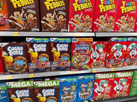 Téléchargez les photos : Grovetown, Ga États-Unis - 08 19 23 : Intérieur du magasin de détail Walmart General Mills cereales Cocoa Puffs Trix - en image libre de droit