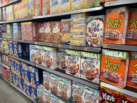 Téléchargez les photos : Grovetown, Ga États-Unis - 08 19 23 : Walmart magasin de détail intérieur Reeses Cinnamon toast crunch cereal - en image libre de droit