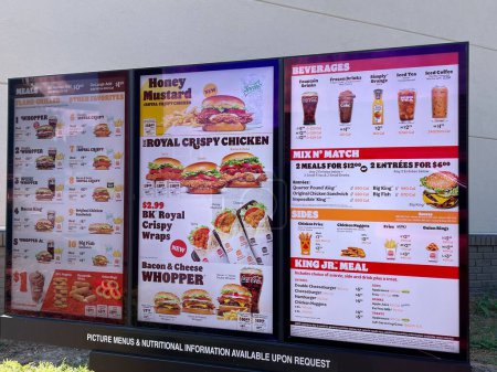 Téléchargez les photos : Grovetown, Ga États-Unis - 08 19 23 : Burger King fast food drive via le menu numérique - en image libre de droit