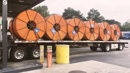 Foto de Augusta, Ga USA - 06 17 23: AM PM Parada de camiones y tienda de conveniencia vista lateral gran carga de cable naranja - Imagen libre de derechos