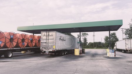 Foto de Augusta, Ga USA - 06 17 23: AM PM Parada de camiones y tiendas de conveniencia en surtidores diesel - Imagen libre de derechos
