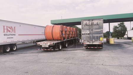 Téléchargez les photos : Augusta, Ga États-Unis - 06 17 23 : 00 Arrêt de camion et dépanneur arrière des camions - en image libre de droit