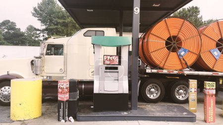 Téléchargez les photos : Augusta, Ga USA - 06 17 23 : 00 Arrêt de camion et dépanneur grande bobine de câble orange - en image libre de droit