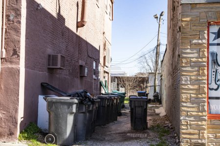 Téléchargez les photos : Augusta, Ga États-Unis - 02 21 2021 : Alignement des poubelles et des ruelles du centre-ville d'Augusta Georgia - en image libre de droit