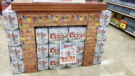 Foto de Grovetown, Ga USA - 11 12 22: Food Lion Vacaciones en la tienda Coors pantalla decorada con luz en la sección de cerveza - Imagen libre de derechos