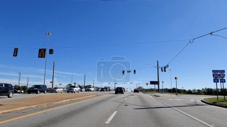 Foto de Augusta, Ga USA - 11 14 22: POV Conducir tráfico distante carretera interestatal 20 por carretera Belair - Imagen libre de derechos