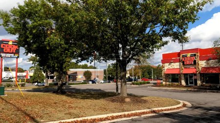 Foto de Augusta, Ga USA - 11 14 22: POV Driving Cook Out fast food restaurante traffic and building - Imagen libre de derechos