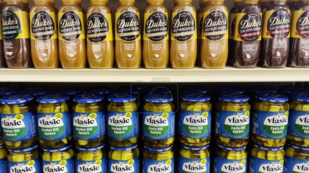 Téléchargez les photos : Grovetown, Ga USA - 11 14 22 : Alimentation Lion épicerie Mustard Dukes sauce barbecue Vlassic pickles présentoir soigné - en image libre de droit