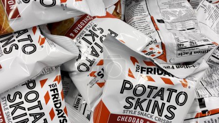 Téléchargez les photos : Grovetown, Ga USA - 09 01 22: TGI Fridays chips bags in a display bin in a grocery store - en image libre de droit