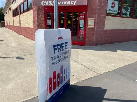 Foto de Grovetown, Ga USA - 09 08 23: CVS Pharmacy and retail store exterior free flu shot sign - Imagen libre de derechos