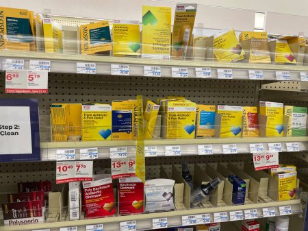 Foto de Grovetown, Ga USA - 09 08 23: CVS Farmacia y tienda al por menor sección de curitas interiores y precios - Imagen libre de derechos