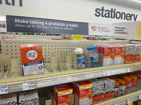 Foto de Grovetown, Ga USA - 09 08 23: CVS Farmacia y tienda minorista de señalización vitamínica - Imagen libre de derechos