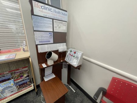 Foto de Grovetown, Ga USA - 09 08 23: CVS Farmacia y tienda al por menor máquina de presión arterial - Imagen libre de derechos