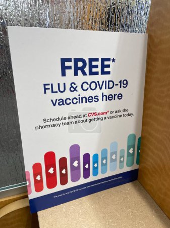Foto de Grovetown, Ga USA - 09 08 23: CVS Farmacia y tienda al por menor gratis covid y la gripe signo de inyección - Imagen libre de derechos