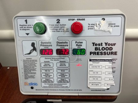 Foto de Grovetown, Ga USA - 09 08 23: CVS Farmacia y tienda al por menor panel de máquinas de presión arterial - Imagen libre de derechos