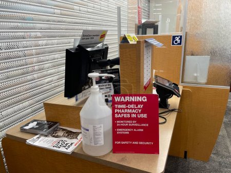 Foto de Grovetown, Ga USA - 09 08 23: CVS Farmacia y tienda minorista de advertencia de retraso de tiempo de señal - Imagen libre de derechos