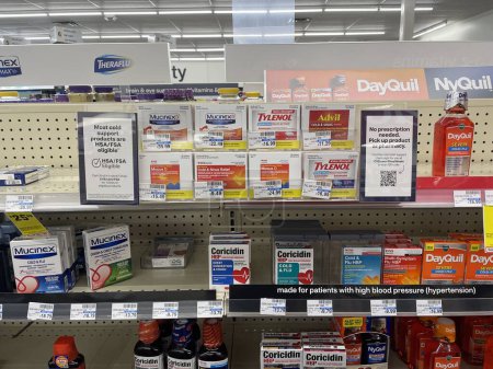 Foto de Grovetown, Ga USA - 09 08 23: CVS Farmacia y tiendas minoristas retiran tarjetas para medicamentos de alto robo - Imagen libre de derechos