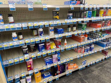 Foto de Grovetown, Ga USA - 09 08 23: CVS Farmacia y tienda minorista soplado medicamentos - Imagen libre de derechos