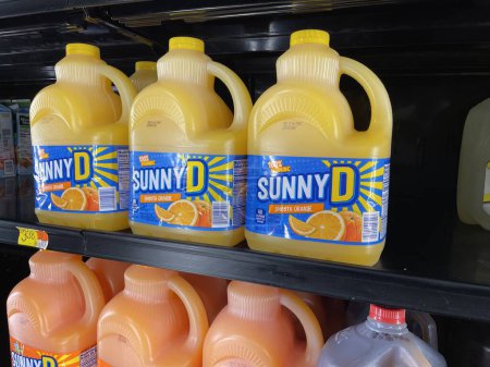 Foto de Grovetown, Ga USA - 09 08 23: Walmart tienda de comestibles Sunny D bebida naranja en un estante - Imagen libre de derechos