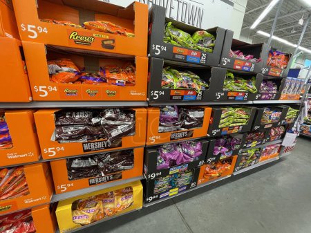 Téléchargez les photos : Grovetown, Ga États-Unis - 09 08 23 : Walmart grocery store Halloween candy section - en image libre de droit