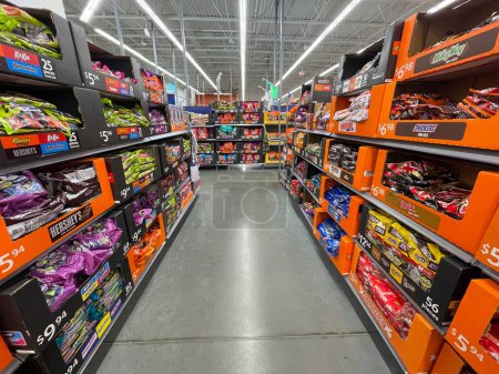 Téléchargez les photos : Grovetown, Ga États-Unis - 09 08 23 : Walmart grocery store Halloween candy section - en image libre de droit